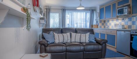 木屋 (2 Bedrooms) | 起居区 | 32-英寸电视(配备有线频道)