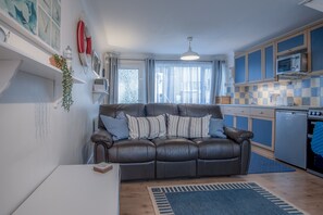 Alpehytte (2 Bedrooms) | Oppholdsområde | En 32-tommers TV med kabel-kanaler