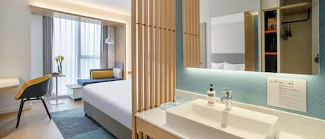 Camera Standard, 1 letto king (Extra Floor Space) | Una cassaforte in camera, una scrivania, insonorizzazione