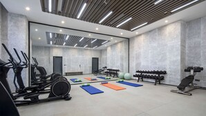 A gym with exercise equipment, mats, and dumbbells. - Holiday Inn Express Chengdu Tianfu Airport Zone by IHG (Chengdu)