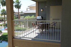 Outdoor dining - Desert Resort Getaway, Wyndham Indio - 2 BR - Pools, Golf, Spa + More! (Indio)