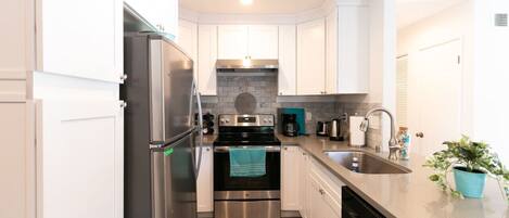 冰箱、微波炉、烤箱、炉灶