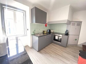 ثلاجة، ميكروويف، فرن، موقد طهي مسطح