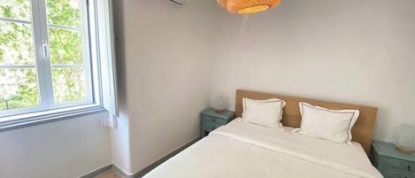 3 slaapkamers, een strijkplank/strijkijzer, reisbedje, wifi