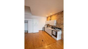 Réfrigérateur, four à micro-ondes, surface de cuisson, lave-vaisselle