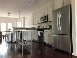 Private kitchen - 3 Amazing Bedrooms in Newly Restored Row House (Baltimore)