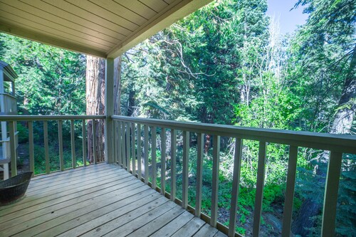 Cozy condo with shared pool and tennis courts near lake, Northstar, and more!
