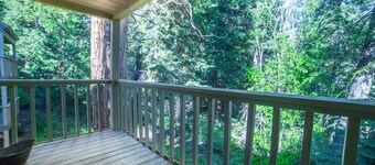 Cozy condo with shared pool and tennis courts near lake, Northstar, and more!