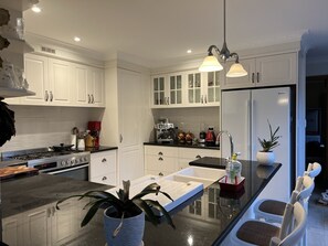 Geladeira, micro-ondas, fogão, cooktop