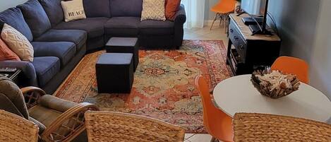 Smart TV, lettore DVD, tavolo da ping pong