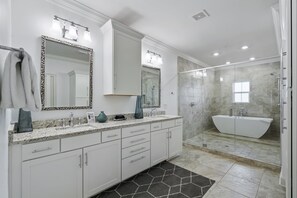 Combined shower/tub, hair dryer, towels