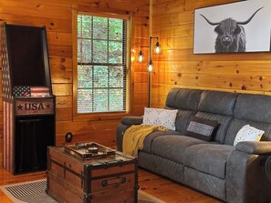 Smart TV, fireplace, video games, books - ★ Prime Location ★ Fun Family Getaway ★  (Pigeon Forge)