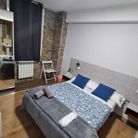 Habitacion individual baño privado | Tabla de planchar con plancha, wifi gratis, ropa de cama