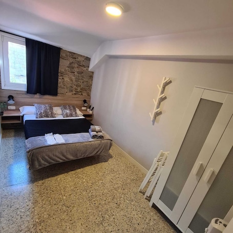 Tabla de planchar con plancha, wifi gratis y ropa de cama