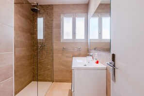 Douche, séchoir à cheveux, serviettes fournies, savon