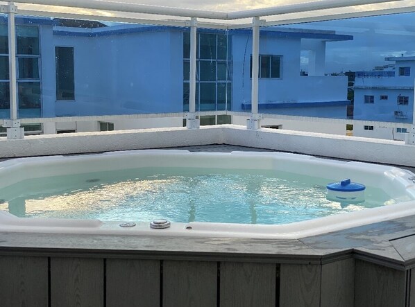 Outdoor spa tub