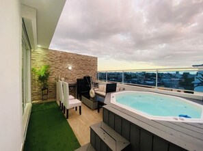 Tina de hidromasaje al aire libre