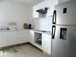 Kjøleskap, mikrobølgeovn, kokeplater og kaffetrakter/tekoker