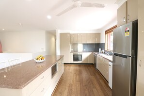 雪櫃、微波爐、焗爐、爐具