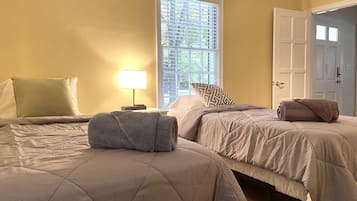 4 Schlafzimmer, Schreibtisch, Bügeleisen/Bügelbrett, kostenloses WLAN