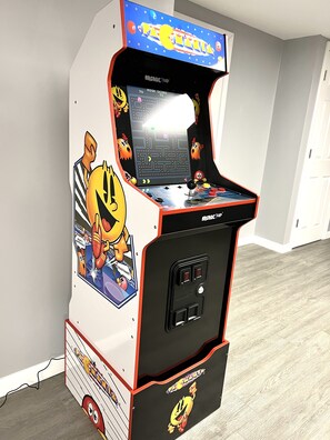 Games room - Cheerful Spacious 4 bd Home Walks to Purdue, Sports, and Golf, & Game Arcade! (West Lafayette)