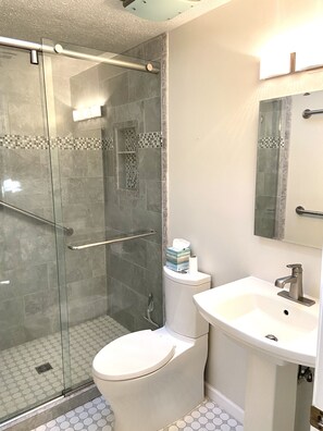 Baignoire, sèche-cheveux, serviettes fournies, savon