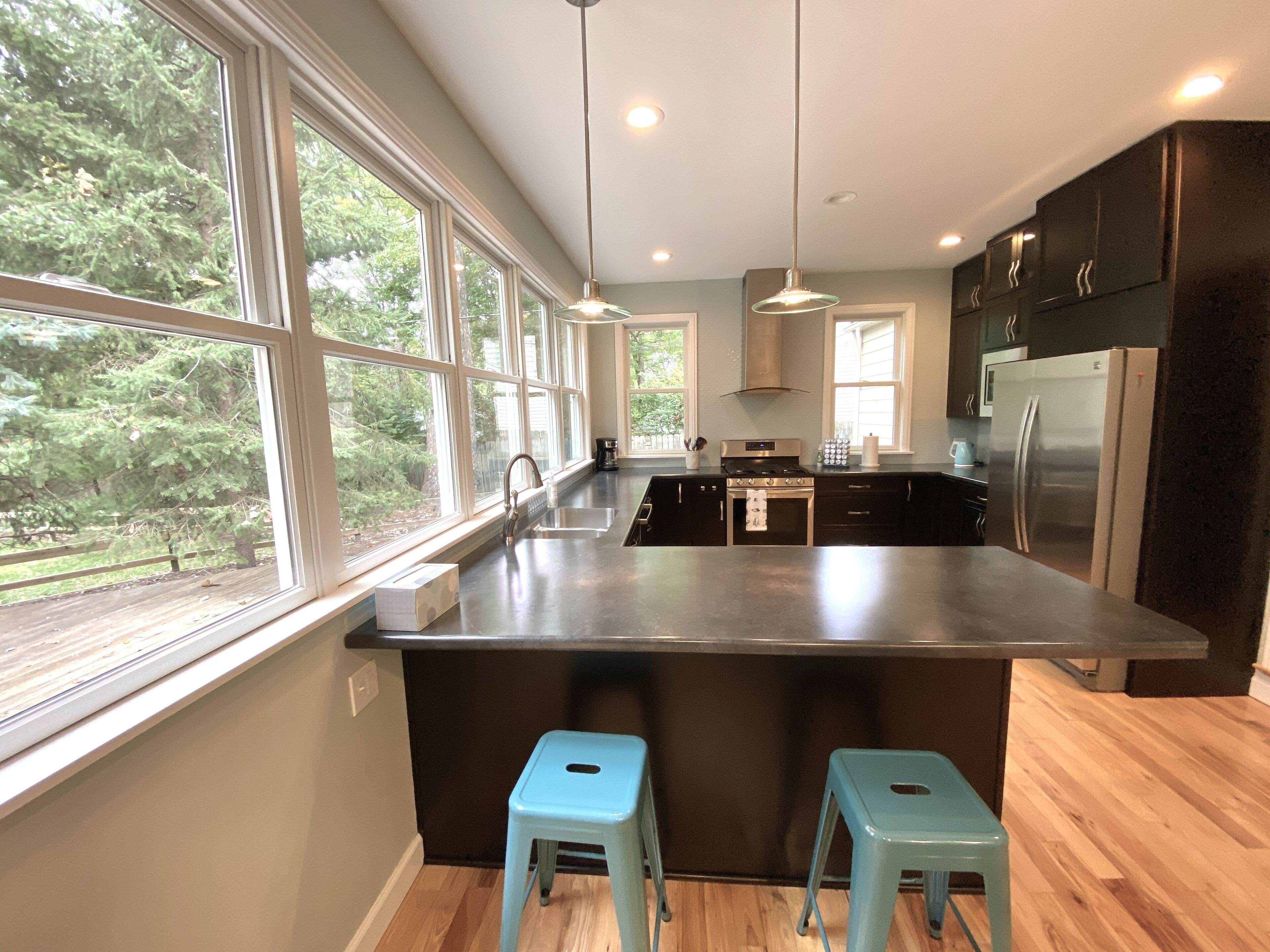 冷蔵庫、電子レンジ、オーブン、コンロ