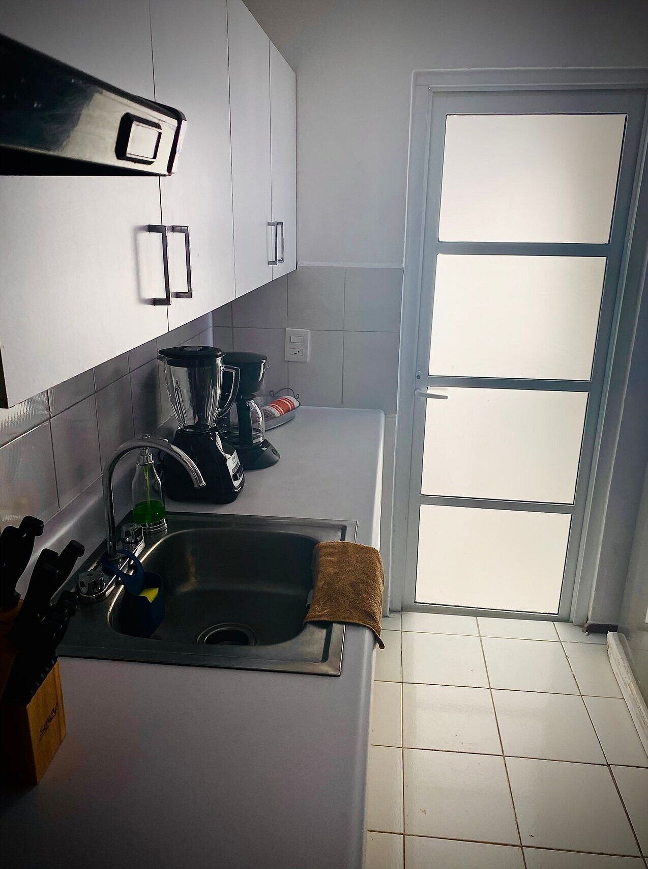 Fridge, microwave, oven, coffee/tea maker