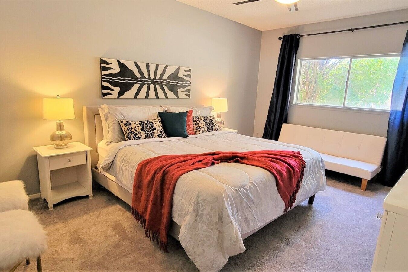 2 slaapkamers, een bureau, een strijkplank/strijkijzer, reisbedje
