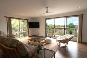 Smart TV - A Touch of Bali - 3 Bedroom Pet friendly home.  5+ nights (Berrambool)