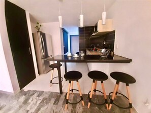 Kühlschrank, Mikrowelle, Wasserkocher mit Kaffee-/Teezubehör