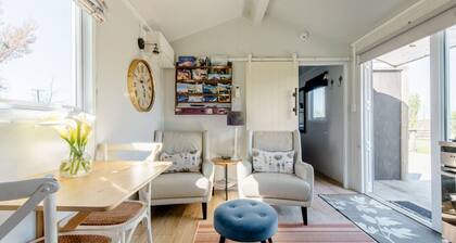 Blackbird Cottage-Country Comfort, Birdsong & Pigs