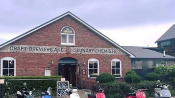 Un edificio de ladrillo con un letrero que dice 'Craft Brewers and Culinary Chemists'.