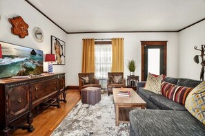 Smart TV - Highlands Three Bedroom House - Walk to Restaurants and Bars! (Louisville)