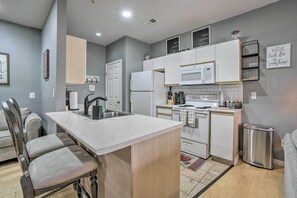 Réfrigérateur, micro-ondes, plaque de cuisson, lave-vaisselle