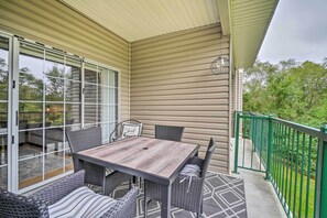 Outdoor dining - Jacuzzi Tub: Branson Retreat ~ 4 Mi to Strip (Branson)