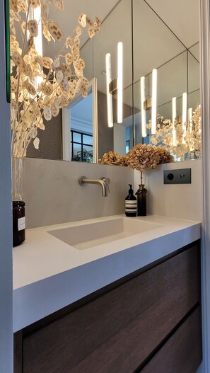 Bathroom - Elegant Suite in Montmartre Designed by an Architect (Paris)