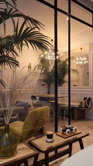 Interior - Elegant Suit in Montmartre by an Architect (Paris)