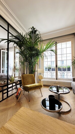Interior - Elegant Suit in Montmartre by an Architect (Paris)