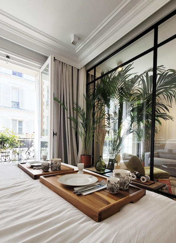 Interior - Elegant Suit in Montmartre by an Architect (Paris)