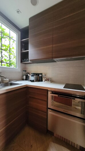 Fridge, oven, dishwasher, coffee/tea maker