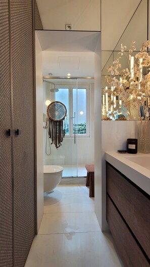 Dusche, Haartrockner, Seife, Toilettenpapier