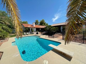 A heated pool - Spanish Villa retreat. Three king size beds + queens. Heated diving pool (Yuma)