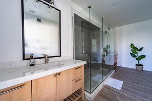 Shower, hair dryer, bidet, towels