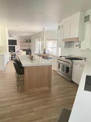 Fridge, microwave, oven, stovetop - Spanish Villa retreat. Three king size beds + queens. Heated diving pool (Yuma)