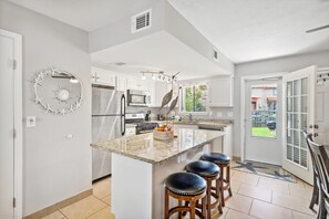 Kylskåp, mikrovågsugn, ugn och spishäll