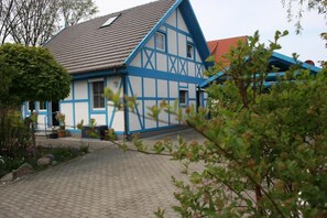 Exterior - Birkmaase 3 "Muschelblau" OG - cozy furnished vacation apartment Muschelblau (Zingst)