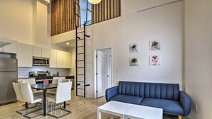 Un apartament modern amb zona de menjador, cuina i saló.