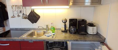 Een koelkast, een microgolfoven, een kookplaat, een vaatwasser