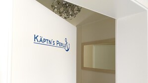 Un baño con espejo, lavabo y una lámpara decorativa en el techo.